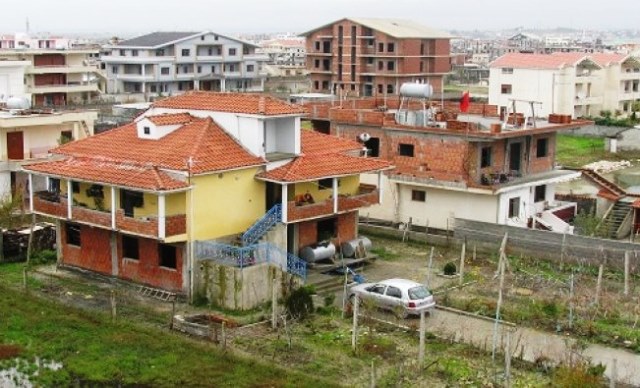 Tirane,  ALUIZNI ben publike emrat e 273 qytetareve qe marrin lejet e legalizimit